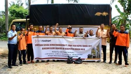 Peduli Bencana, Bank Riau Kepri Serahkan 600 Paket Sembako Korban Banjir di Rohul